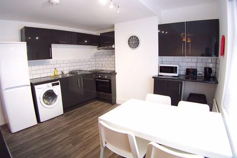 2 bedroom apartment to rent, Estcourt Avenue, Leeds