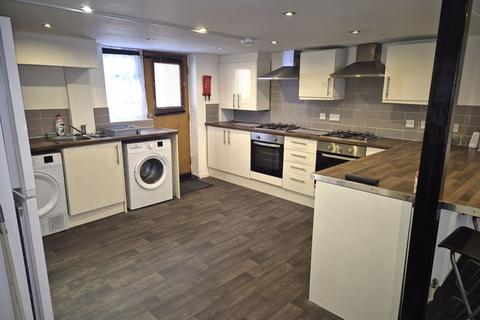 2 bedroom apartment to rent, Estcourt Avenue, Leeds