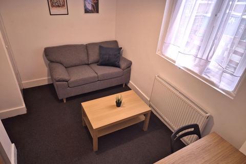 2 bedroom apartment to rent, Estcourt Avenue, Leeds