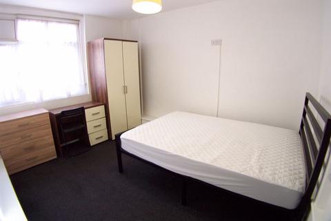 2 bedroom apartment to rent, Estcourt Avenue, Leeds