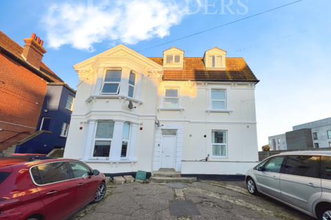 1 bedroom apartment to rent, Penfold Road, Close to seafront