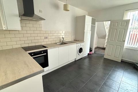 2 bedroom terraced house to rent, Colborn Street, NG3