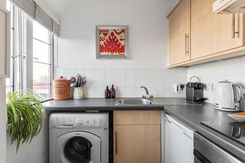 Studio to rent, Balham High Road