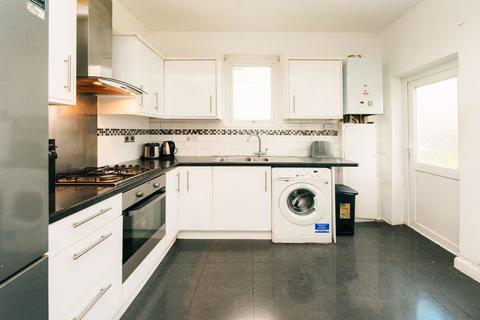 3 bedroom ground floor flat for sale, Robinson Road, London SW17