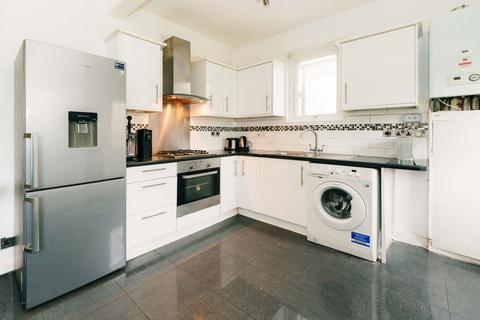 3 bedroom ground floor flat for sale, Robinson Road, London SW17