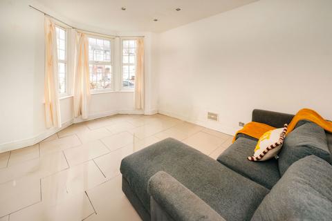 3 bedroom ground floor flat for sale, Robinson Road, London SW17