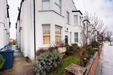 3 bedroom ground floor flat for sale, Robinson Road, London SW17