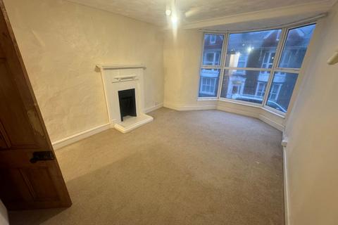 2 bedroom end of terrace house to rent, Basset Street, Camborne