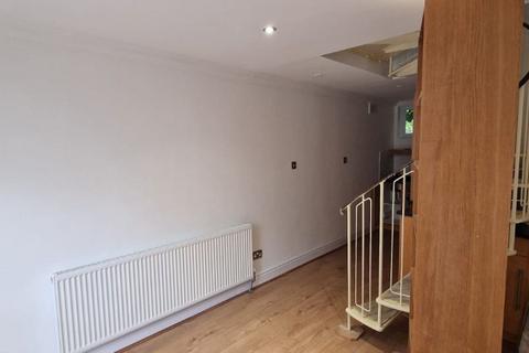 1 bedroom detached house to rent, Crieff Road,London