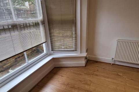 1 bedroom detached house to rent, Crieff Road,London