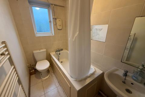 2 bedroom flat to rent, Wendover Court, Western Avenue, London