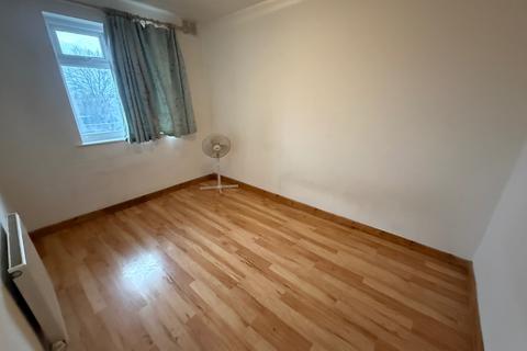 2 bedroom flat to rent, Wendover Court, Western Avenue, London