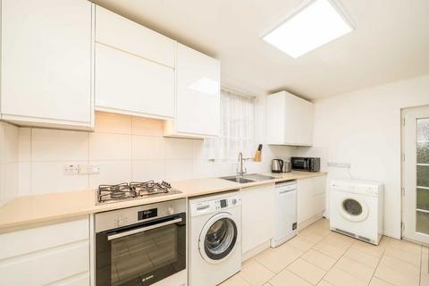 3 bedroom semi-detached house to rent, Saxon Drive, London W3