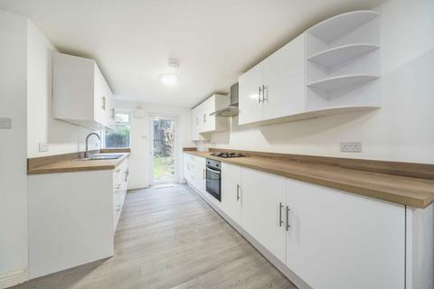 2 bedroom house to rent, Fountain Road, London SW17