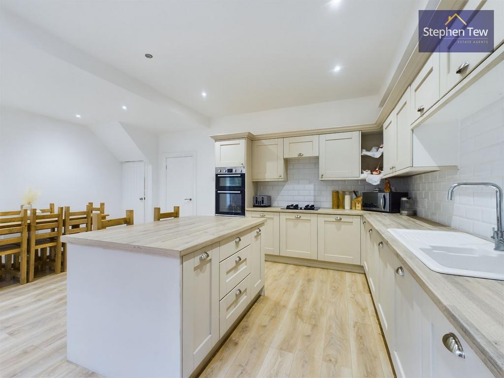 Kitchen/ Dining Room