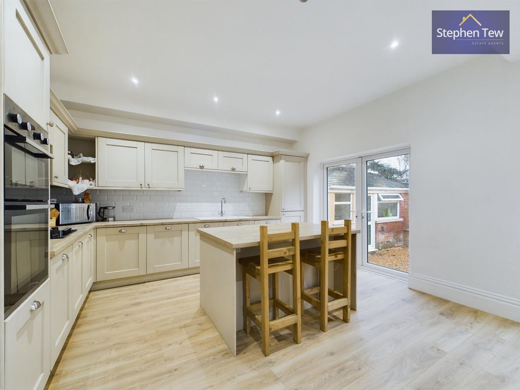 Kitchen/ Dining Room