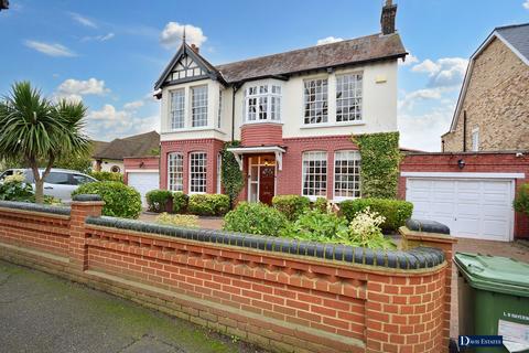 4 bedroom detached house for sale, Harrow Drive, Hornchurch, RM11