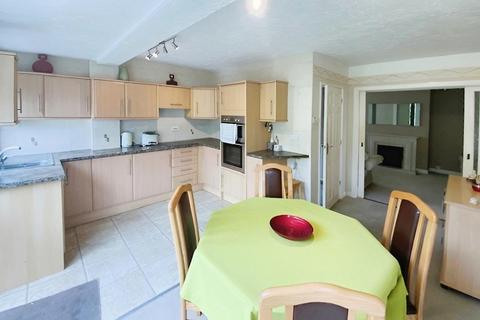 28 Cedar Grove, Dukinfield, SK16 5EL