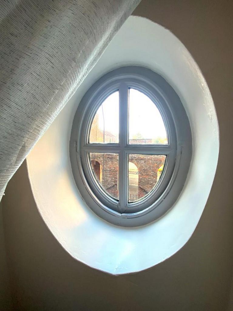 Round bedroom Window.jpg