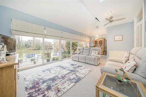 4 bedroom house for sale, Thames Meadow, Shepperton TW17