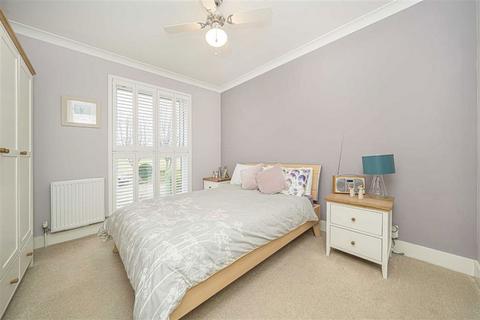 4 bedroom house for sale, Thames Meadow, Shepperton TW17