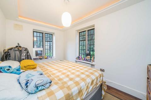 3 bedroom flat to rent, Manor Fields, London SW15