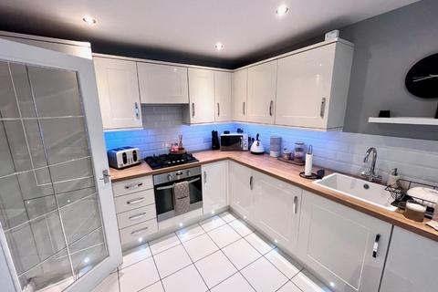 3 bedroom detached house to rent, Field Sidings Way, Kingswinford