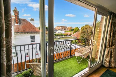 2 bedroom apartment for sale, Imperial Avenue, Westcliff-On-Sea