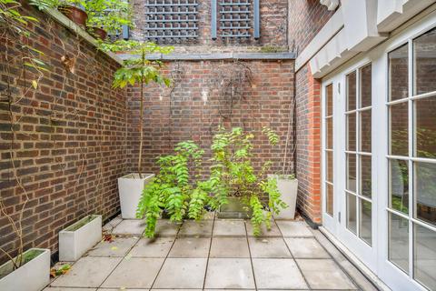 3 bedroom terraced house to rent, Dukes Mews, Marylebone, London, W1U