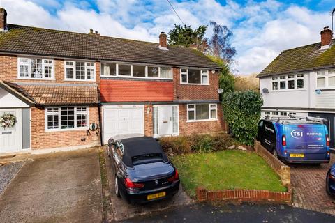 3 bedroom semi-detached house to rent, Kendal Avenue, Epping