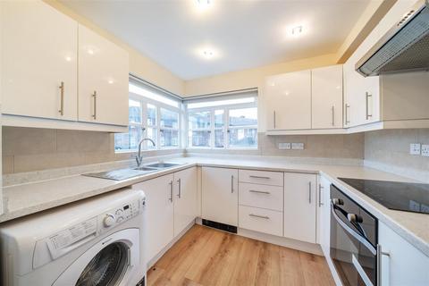 2 bedroom apartment to rent, Bourneside Crescent, London N14