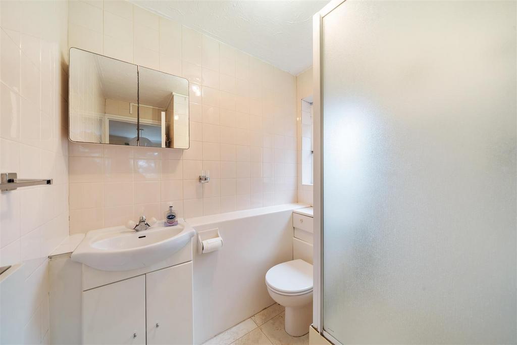 Ensuite Bathroom.jpg