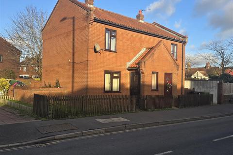 2 bedroom semi-detached house to rent, Wellington Road, Dereham