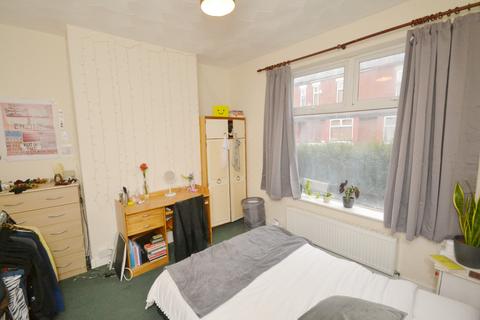 3 bedroom flat to rent, Braemar Road, Manchester M14