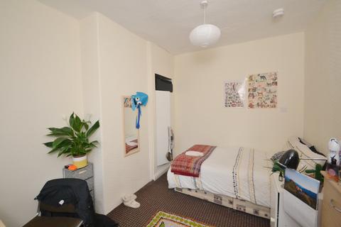 3 bedroom terraced house to rent, Braemar Road, Manchester M14