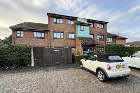 2 bedroom apartment to rent, Taverner Close, Poole BH15