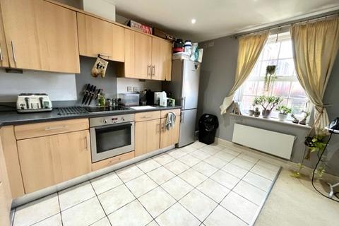 2 bedroom flat to rent, North Square, Fareham PO17