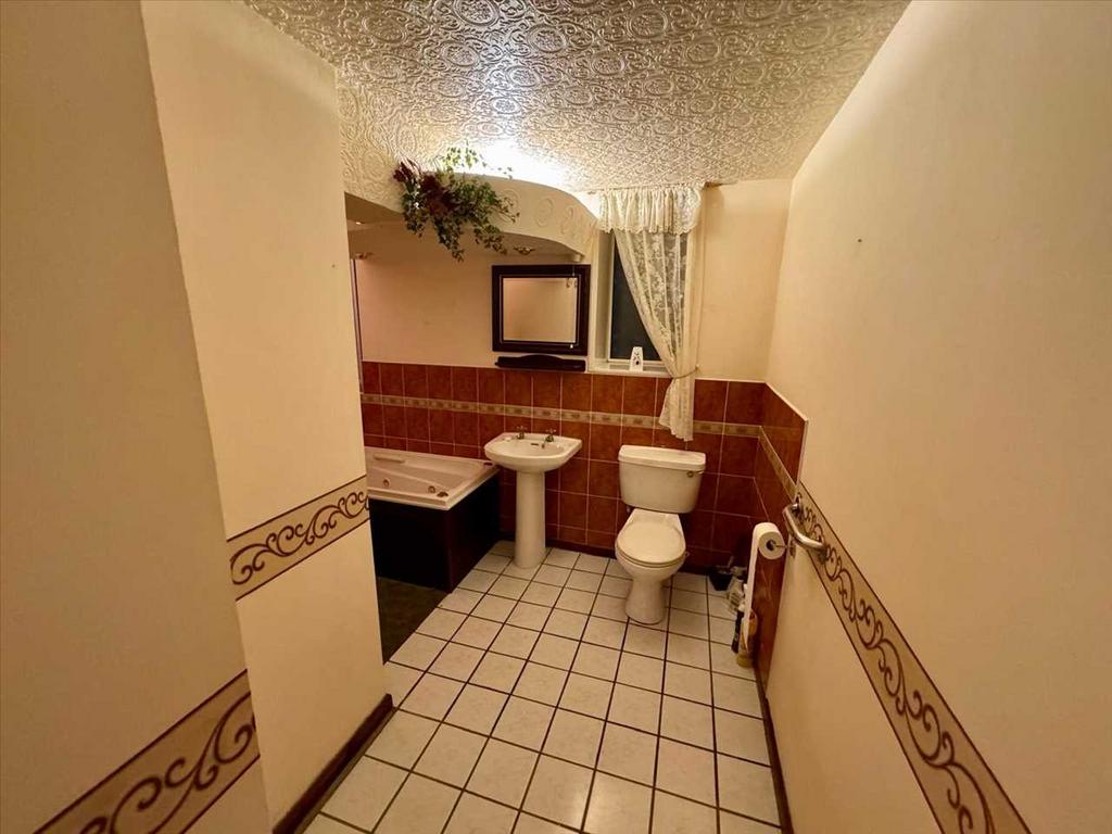 Bathroom (Lower