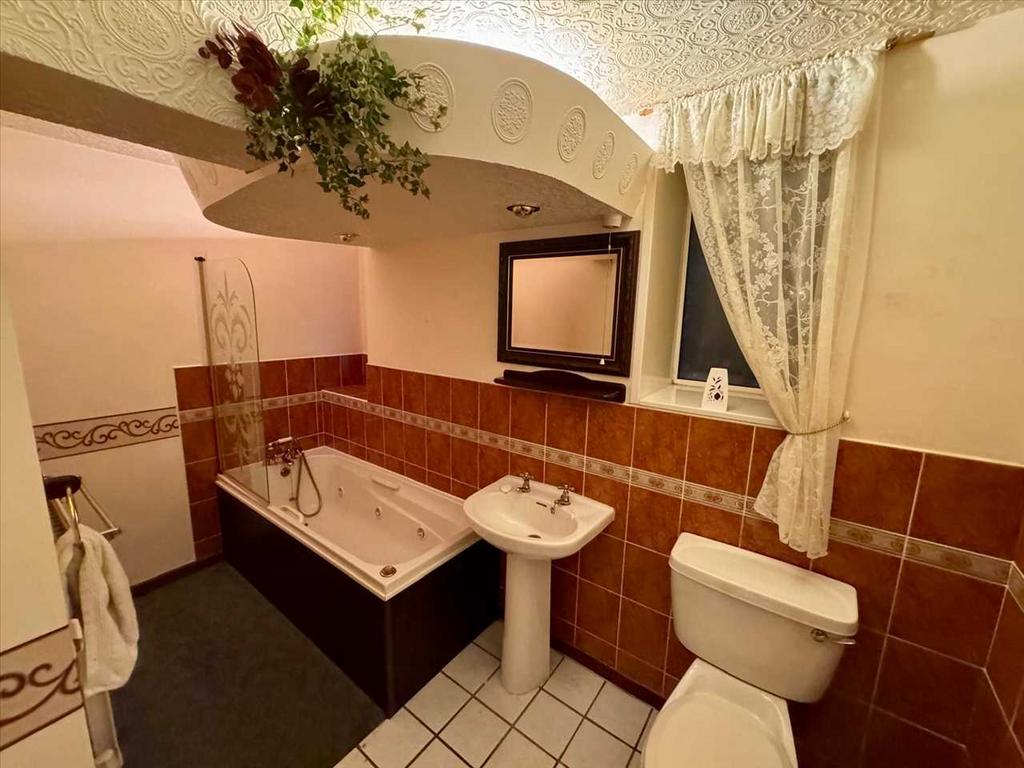 Bathroom (Lower