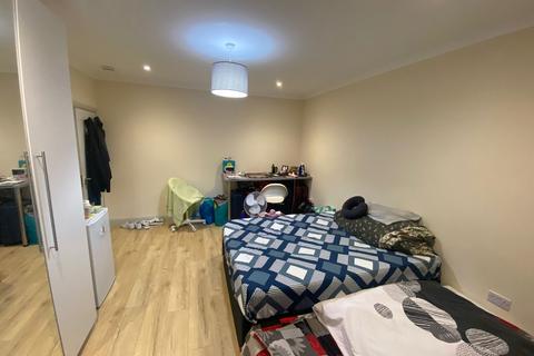 1 bedroom in a flat share to rent, Twickenham Road, Isleworth TW7