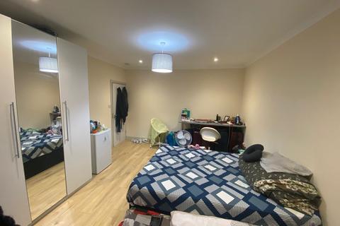 1 bedroom in a flat share to rent, Twickenham Road, Isleworth TW7