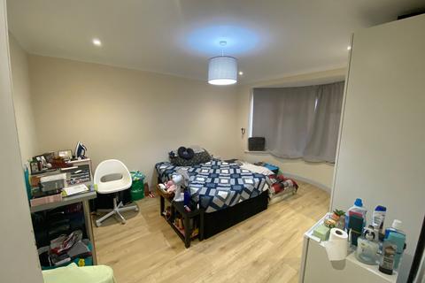 1 bedroom in a flat share to rent, Twickenham Road, Isleworth TW7