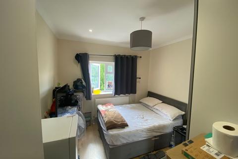 1 bedroom in a flat share to rent, Twickenham Road, Isleworth TW7