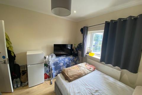 1 bedroom in a flat share to rent, Twickenham Road, Isleworth TW7