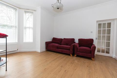 2 bedroom flat to rent, Large 2 Bedroom Flat in Town centre