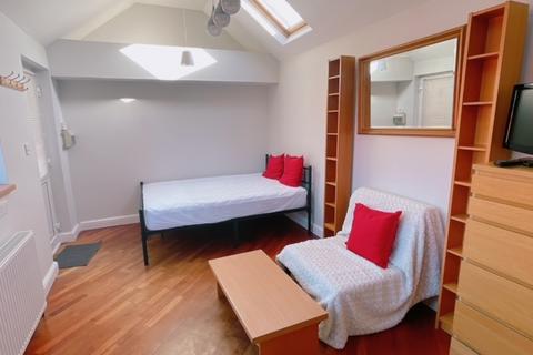 Studio to rent, London, London W3