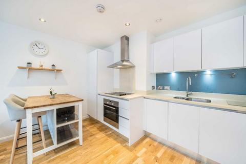 2 bedroom flat to rent, Streatham High Road, London SW16