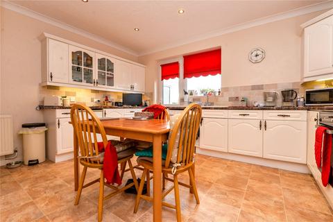 2 bedroom bungalow for sale, Arnolds Close, Barton on Sea, New Milton, Hampshire, BH25