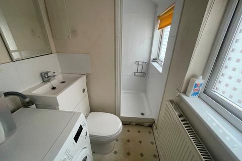 3 bedroom terraced house to rent, Cradock Road, Leicester