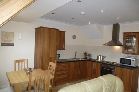 3 bedroom apartment to rent, Lynton